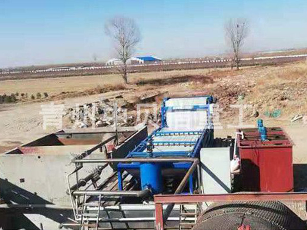 Crawler sewage treatment machine