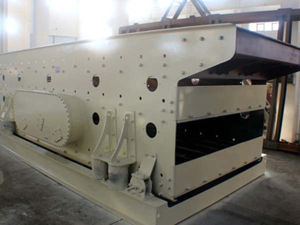 Large horizontal vibrating screen