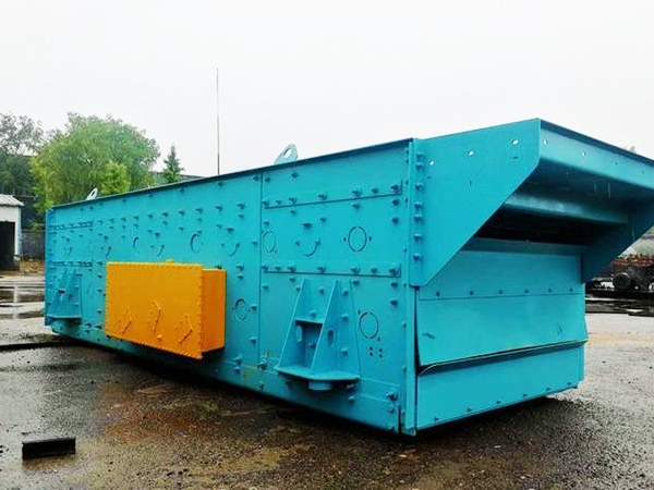 Large horizontal vibrating screen