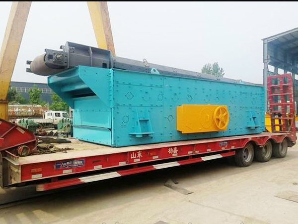 Large horizontal vibrating screen