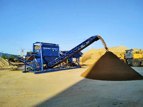 Sand screening machine in operation